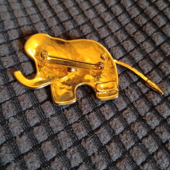 Golden Elephant Brooch With Movable Tail - Picture 7 of 9